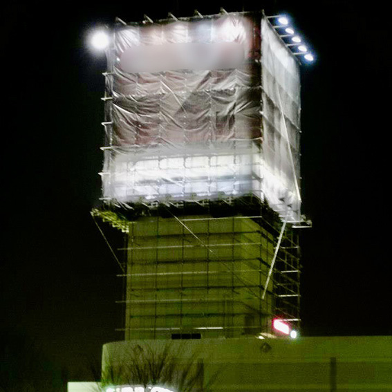 写真(ショッピングセンター塔屋サイン足場)