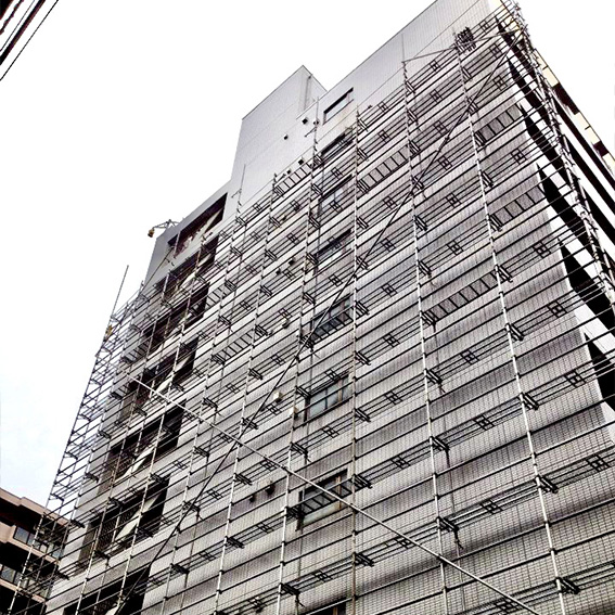 写真(中層マンション単管足場)