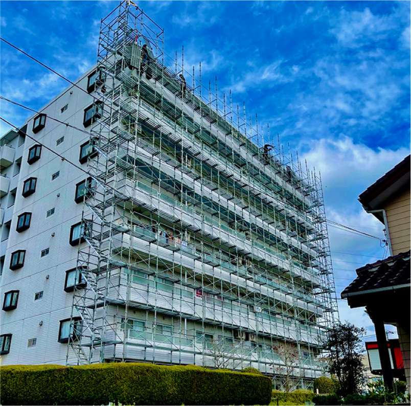 写真(中層マンション足場工事 クサビ式)