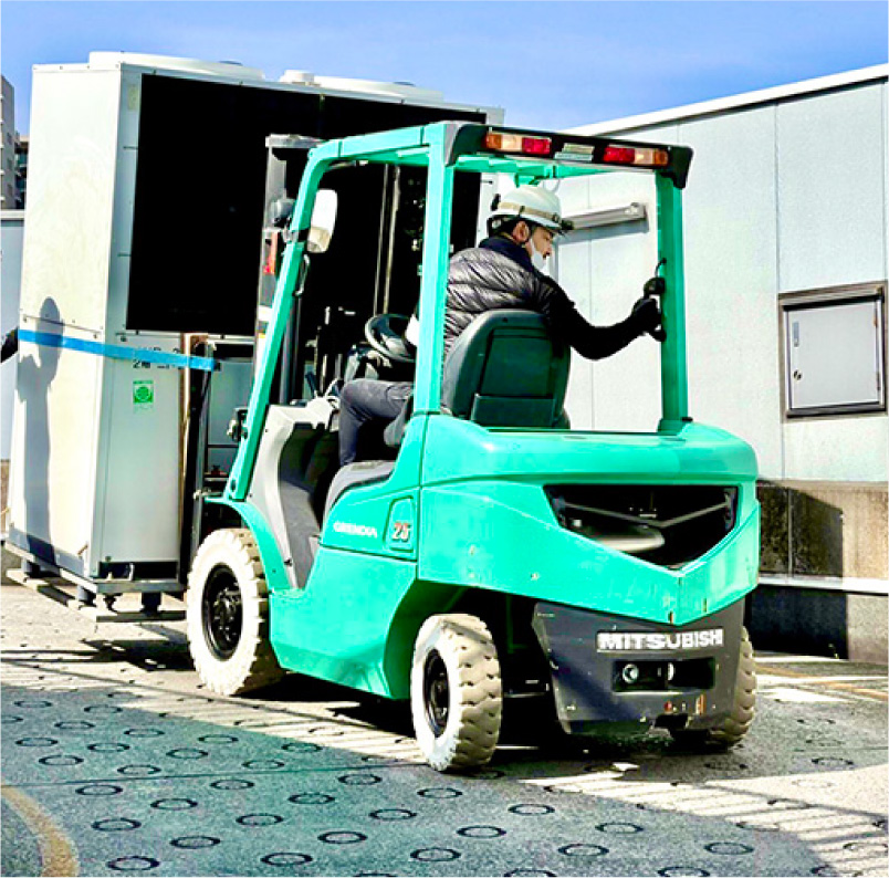 写真(フォークリフト搬入出)