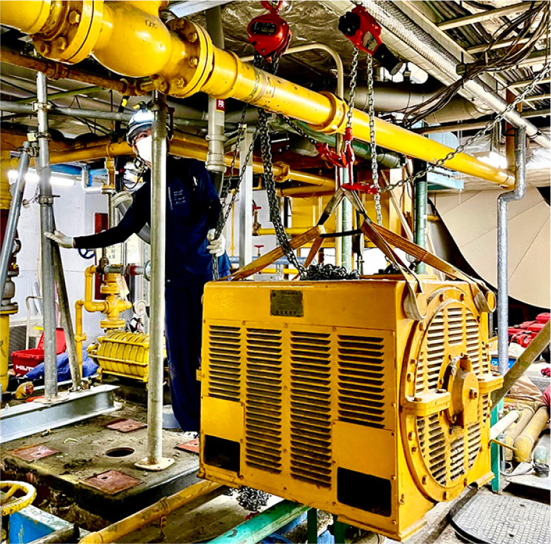 写真(機械室内 500kgモーター搬出作業)